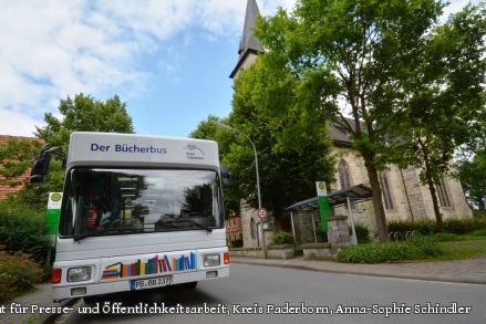 Alle drei Wochen macht der Bücherbus Station in Henglarn an der Kirche. (Foto: Foto: Amt für Presse- und Öffentlichkeitsarbeit, Kreis Paderborn, Anna-Sophie Schindler)