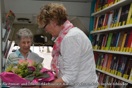 Blumen für eine treue Leserin: Marita Bültmann (rechts) überreicht Waltraut Wodi einen Blumenstrauß. (Foto: Foto: Amt für Presse- und Öffentlichkeitsarbeit, Kreis Paderborn, Anna-Sophie Schindler)