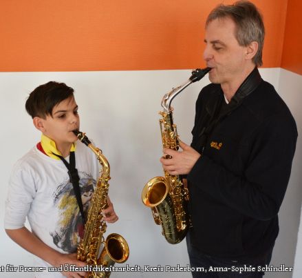 Junge und Lehrer spielen Klarinette