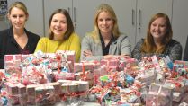 Weihnachtsengel des Rotaract-Clubs überreichen dem Kreisjugendamt Päckchen für Kinder mit Sorgen 