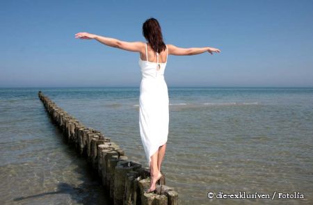 Frau balanciert © die-exklusiven / Fotolia Frau balanciert © die-exklusiven / Fotolia
