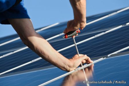 Mit Solarzellen auf dem Dach kann man seinen eigenen Strom erzeugen.  © Marina Lohrbach / Fotolia