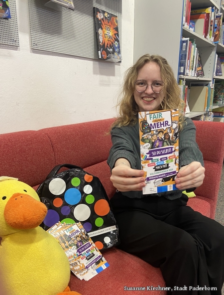 Präsentiert das neue Programmheft des Kulturrucksacks: Sophie Tegethoff unterstützt im Rahmen ihres Bundesfreiwilligendienst die Kulturarbeit der Stadt Paderborn.