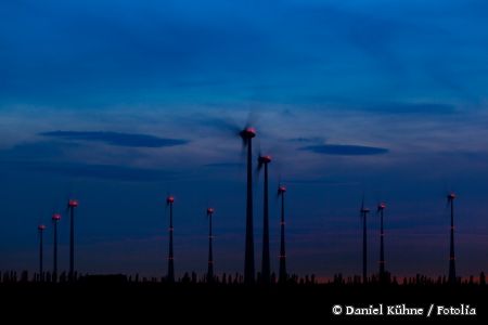 Nächtliches Blinken von Windkraftanlagen nur noch bei Bedarf? Dieser Frage wird in der nächsten Sitzung des Ausschusses für Natur, Umwelt und Klimaschutz am Mittwoch, 28. Oktober, um 18 Uhr im Großen Sitzungsaal des Paderborner Kreishauses nachgegangen.  © Daniel Kühne / Fotolia 