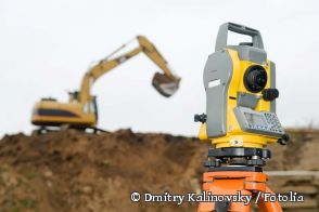 Vermessungsgerät, Bagger im Hintergrund © Dmitry Kalinovsky / Fotolia