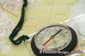 Landkarte mit Kompass © Patrizier-Design / Fotolia