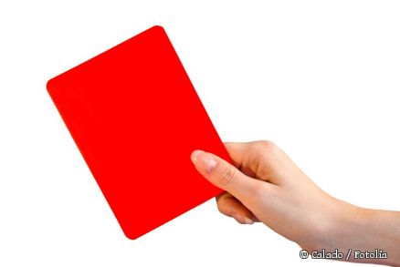 Hand einer Fau hält rote Karte