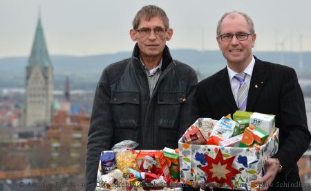 Ein Zeichen der Mitmenschlichkeit setzen – Weihnachten für alle: Uwe Hoffmann (links im Bild) und Landrat Manfred Müller bitten auch in diesem besonderen Jahr um Päckchen für Bedürftige (Foto: Amt für Presse- und Öffentlichkeitsarbeit, Kreis Paderborn, Anna-Sophie Schindler)