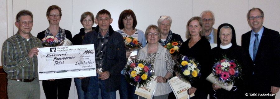 Landrat Manfred Müller (rechts) und Tafel-Vorsitzender Uwe Hoffmann (4. von links) dankt den langjährigen Helferinnen und Helfern der Paderborner Tafel (von links): Hagen Lutter, Carmen Trapp, Maren Figge, eine Mitarbeiterin der Ausgabe AWO Leo, Uwe Hoffmann, Gertrudis Rauhut (Ausgabe Elsen), Rita Bach, Anita Meierfrankenfeld, Günther Bach, Schwester Cäcilia (Ausgabestelle Arnikaweg). Es fehlen: Maria Klassen, Gisela Adorf und Mohamed Miri (Ausgabestelle Altenbeken). (Foto: Tafel Paderborn)