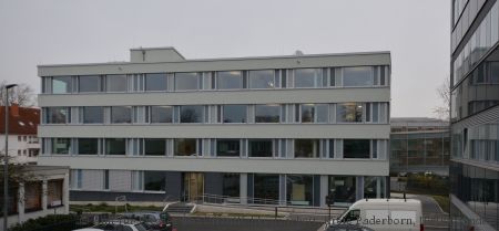 Finanzielle Obergrenze des Paderborner Kreistages unterschritten: Neuer Verwaltungstrakt im Innenhof der Paderborner Kreisverwaltung kostete weniger als geplant. (Foto: Amt für Presse- und Öffentlichkeitsarbeit, Kreis Paderborn, Ulrike Sander)