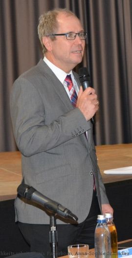 „Es ist unsere humanitäre Pflicht, Menschen in Not zu helfen“, sagte Landrat Manfred Müller bei der Bürgerversammlung. (Foto: Amt für Presse- und Öfffentlichkeitsarbeit, Kreis Paderborn, Anna-Sophie Schindler)