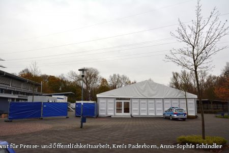 Eine Woche lang hatten die Mitarbeiter des Kreises Paderborn und der Betreuungsverband DRK Kreisverband Paderborn Zeit, um eine Notunterkunft für 200 Flüchtlinge in der Turnhalle des Berufskolleg Schloss Neuhaus herzurichten. Nun sind die ersten Flüchtlinge eingezogen. (Foto: Amt für Presse- und Öffentlichkeitsarbeit, Kreis Paderborn, Anna-Sophie Schindler)