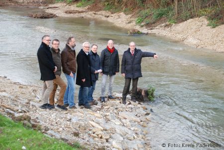 Beke in ihrem neuen Bett – Renaturierung erfolgreich abgeschlossen – von links nach rechts: Michael Richter, Michael Richter Tiefbau GmbHm Elmar Schniedermeier, Wasserverband Obere Lippe, Raimund Schumacher-Dümmler, Büro Gasse, Schumacher, Schramm, Martin Pantke, stellvertretender Bürgermeister Paderborn, Volker Karthaus, Geschäftsführer des Wasserverbandes Obere Lippe, Matthias Dülme, Ortsvorsteher Marienloh, Landrat Manfred Müller, Verbandsvorsteher Wasserverband Obere Lippe, machen sich ein Bild vor Ort 