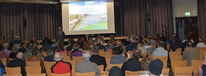 Bürgerversammlung in Schloß Neuhaus: Über 100 Besucherinnen und Besucher informierten sich über die neue Notunterkunft in der Sporthalle des Berufskollegs in Schloß Neuhaus (Foto:Amt für Presse- und Öfffentlichkeitsarbeit, Kreis Paderborn, Anna-Sophie Schindler)