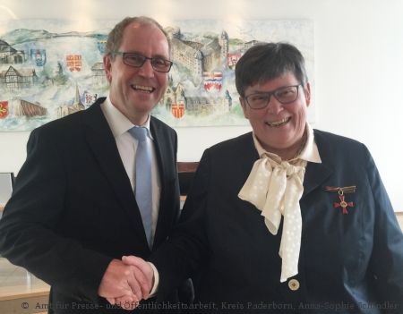 Elisabeth Keuper erhielt von Landrat Manfred Müller das Verdienstkreuz am Bande der Bundesrepublik Deutschland für ihr jahrzehntelanges Engagement im politischen und sozialen Bereich (Foto: Amt für Presse- und Öffentlichkeitsarbeit, Kreis Paderborn, Anna-Sophie Schindler)