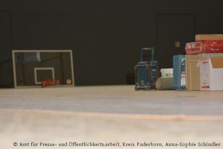 Die Sporthalle des Berufskollegs Schloß Neuhaus wird für 200 Flüchtlinge hergerichtet. (Foto: Amt für Presse- und Öffentlichkeitsarbeit, Kreis Paderborn, Anna-Sophie Schindler)