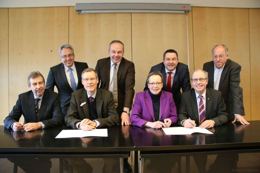 Haben mit ihrer Unterschrift den gemeinsamen Überwachungsplan der Umweltbehörden in Ostwestfalen-Lippe in Kraft gesetzt (vorne, von links): Landrat Friedhelm Spieker (Höxter), Landrat Sven-Georg Adenauer (Gütersloh), Regierungspräsidentin Marianne Thomann-Stahl, Landrat Manfred Müller (Sprecher der Landräte, Paderborn), Landrat Jürgen Müller (hinten, von links, Herford), Landrat Dr. Ralf Niermann (Minden-Lübbecke), Landrat Dr. Axel Lehmann (Lippe) und Oberbürgermeister Pit Clausen (Bielefeld). (Foto: Kreis Paderborn) Haben mit ihrer Unterschrift den gemeinsamen Überwachungsplan der Umweltbehörden in Ostwestfalen-Lippe in Kraft gesetzt (vorne, von links): Landrat Friedhelm Spieker (Höxter), Landrat Sven-Georg Adenauer (Gütersloh), Regierungspräsidentin Marianne Thomann-Stahl, Landrat Manfred Müller (Sprecher der Landräte, Paderborn), Landrat Jürgen Müller (hinten, von links, Herford), Landrat Dr. Ralf Niermann (Minden-Lübbecke), Landrat Dr. Axel Lehmann (Lippe) und Oberbürgermeister Pit Clausen (Bielefeld). (Foto: Kreis Paderborn)