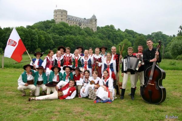 Gruppenfoto Tänzer, Wewelsburg im Hintergrund
