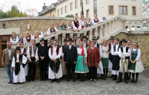 Bühne mit tanzenden Menschen 