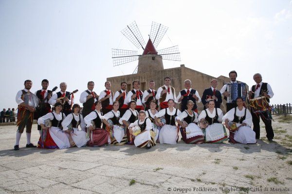 Gruppenfoto Tänzer, Windmühle im Hintergrund