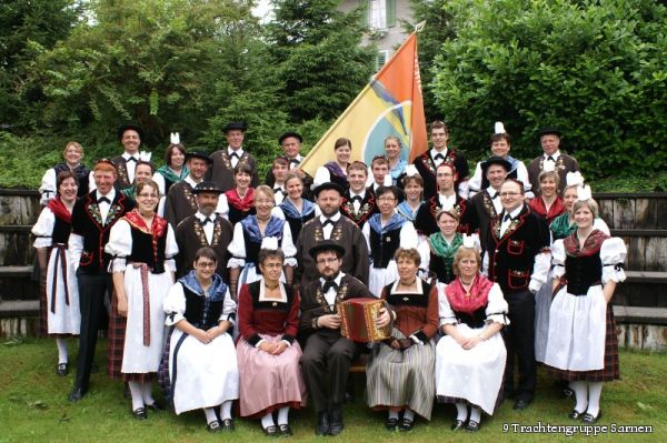 Tanzenden Menschen vor einem Brunnen