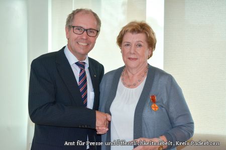 Landrat Manfred Müller verleiht die Verdienstmedaille der Bundesrepublik Deutschland an Mechtilde Elisabeth Liemke. 