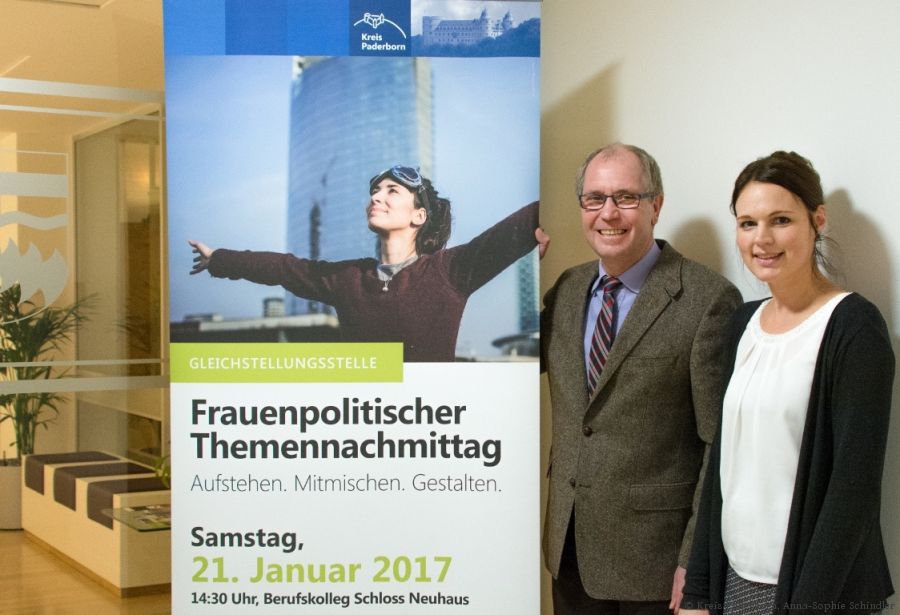 Landrat Manfred Müller (links) und Elisabeth Voigtländer (rechts) laden zum Frauenpolitischen Themennachmittag ins Berufskolleg Schloß Neuhaus ein (Foto: Amt für Presse- und Öffentlichkeitsarbeit, Kreis Paderborn, Anna-Sophie Schindler)