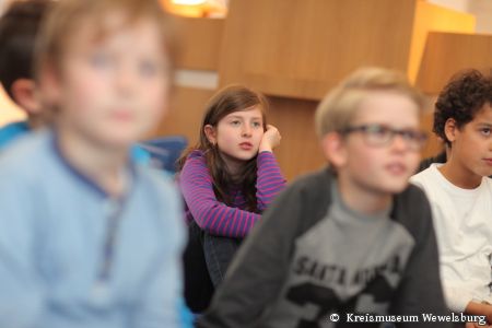 Geschichten für Kinder (Foto: © Oliver Krato für das Kreismuseum Wewelsburg)