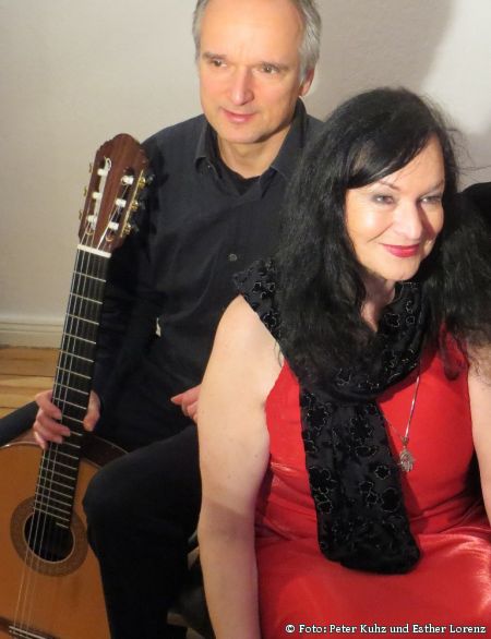 Peter Kuhz (links) und Esther Lorenz (rechts) präsentieren hebräische Lieder im Paul-Schneider Haus in Wewelsburg  Foto: Peter Kuhz und Esther Lorenz