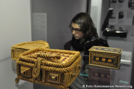 Aufwändig gestaltete Zierkästen und –körbchen mit Deckel (Foto: Kreismuseum Wewelsburg)