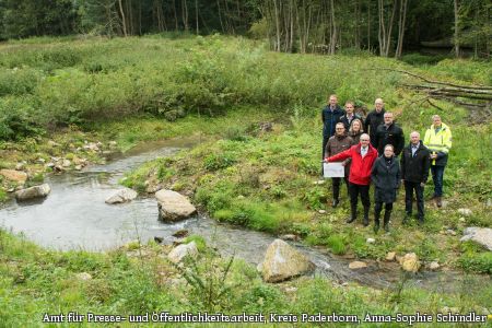 Aus dem Kanal ist wieder ein Fluss geworden - Altenau erfolgreich renaturiert: Dr. Frank Roland, Bezirksregierung Detmold, Volker Karthaus, Geschäftsführer des WOL, Johannes Schäfers Projektingenieur WOL, Barbara Späht, Bezirksregierung Detmold, Landrat Manfred Müller, Karsten Schnell, Biologische Station Paderborn-Senne, Martin Lehmann, Betriebsleiter und techn. stellvertretender Geschäftsführer WOL, Regierungspräsidentin Marianne Thomann-Stahl, Hans Bernd Janzen, Ortsvorsteher Husen, Wolf Christian Denkhaus, leitender Jurist der Bezirksregierung Detmold, verantwortlich für die Planfeststellung, überzeugten sich vor Ort vom Abschluss der Bauarbeiten  Altenau erfolgreich renaturiert - ökologische Durchgängigkeit auf einer Länge von 30 km