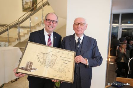 (von links nach rechts) Landrat Manfred Müller und Oberkreisdirektor a. D., Werner Henke erinnerten an die Anfänge und Bau des Paderborner Kreishauses (Foto: © Oliver Krato)