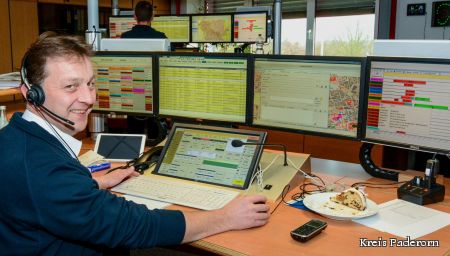 Die Arbeit in der Leitstelle fördert höchste Konzentration - ein Stück Stollen genehmigen sich Olaf Stelte und seine Kollegen trotzdem