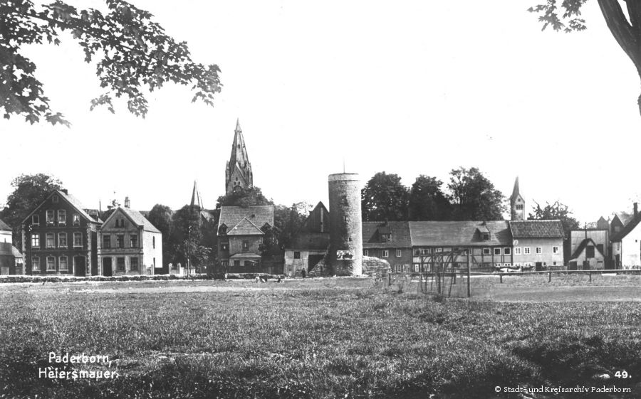 Die Spielfelder des SV 13 Paderborn (links) und der DJK Paderborn (rechts) auf dem heutigen Maspernplatz mit Blick auf den Paderborner Dom, 1920er Jahre (Stadt- und Kreisarchiv Paderborn)