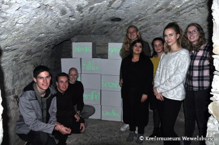 Sie widmen ihre Lichtinstallation den am 9. November 1918 verschleppten jüdischen Männern aus Salzkotten (von links nach rechts): Christian Hölscher, Nicola David Niggemeier, Maike Polonyi, Nuria Claes, Sherin Tuncel, Eva Kondopulo, Michelle Wessel und  Maike Fischer von der Gesamtschule Elsen. Bildnachweis: Kreismuseum Wewelsburg