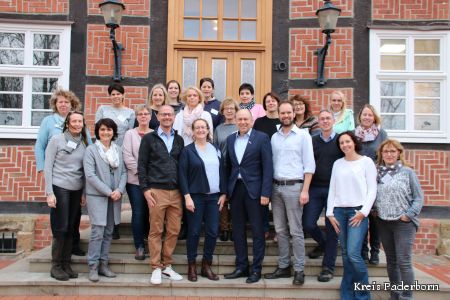 17 Kita-Leitungen, vier Trainer und ein Bürgermeister geben Startschuss für „Systemisch Führen“ – vordere Reihe, ab 3. v.l.: selbstständiger Trainer und Coach Martin Zirm, Susanne Fitzner, Bürgermeister Christoph Rüther, Andreas Neuhaus (Stellvertretender Leiter der Psychologischen Beratungsstelle für Schule, Jugend und Familie des Kreises Paderborn) sowie Dr. Oliver Vorndran.  Fortbildung für Kita-Leitungen um Qualität der Einrichtungen weiter zu verbessern