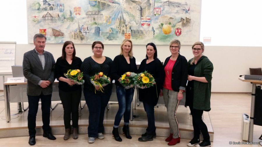 Ein Jahr lang treten sie für die Belange von Eltern und Kinder ein - l.v.: Heinrich Vogt (stellvertretender Amtsleitung des Kreisjugendamtes), Bianca Gödecke (Kommunale Kita Adolf-Kolpingstr., Bad Lippspringe), Katharina Schumacher (Familienzentrum Kuhbusch, Salzkotten), Stefanie Schreiber-Weber (DRK Kita, Lichtenau), Nancy Mrozek (Kommunale Kita Bentfeld, Delbrück), Christiane Hagen (Kreisjugendamt) und Lena Schäfers (Kreisjugendamt)