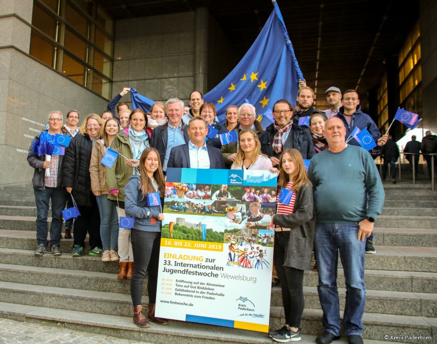 Besuch in Brüssel mit vielen bewegenden Momenten: Norbert Wiechers (Ostwestfälischer Volkstanzkreis Geseke/ Salzkotten), Judith Ewers (Volkstanzkreis Holsen/ Mantinghausen), Katharina Regett (Jugendvolkstanzkreis Delbrück), Chanel Mester (Kolpingtanzgruppe Siddinghausen), Catharina Schoenmakers (Volkstanzkreis Wewelsburg), Jonathan Smolin (Ostwestfälischer Volkstanzkreis Geseke/ Salzkotten), Theresa Biermeyer (Volkstanzkreis Westenholz), Alexandra Bröckling (Jugendvolkstanzkreis Delbrück), Barbara Gaub (Volkstanzkreis Wewelsburg), Fabienne Warmus (Jugendvolkstanzkreis Delbrück), Markus Smolin (Ostwestfälischer Volkstanzkreis Geseke/ Salzkotten), Jörg Friedrich (Danzdeel Salzkotten), Günther Uhrmeister (Kreisjugendamt Paderborn), Uta Hänsch (Danzdeel Salzkotten), Alexandra Könneke (Tudorfer Folklore e.V.), Friedhelm Kaup (Vorsitzender Jugendhilfeausschuss des Kreises Paderborn), Marlene Peppler (Büro Elmar Brok, MEP), Dietmar Kellerhoff (Ostwestfälischer Volkstanzkreis Geseke/ Salzkotten), Lara Brundiers (Jugendvolkstanzkreis Delbrück), Nisse Wieseler (Volkstanzkreis Niederntudorf e.V.), Anne Joester (Volkstanzkreis Niederntudorf e.V.), Werner Hesse (Volkstanzkreis Holsen/ Mantinghausen), Klaus Frölich (Ostwestfälischer Volkstanzkreis Geseke/ Salzkotten), Emanuel Stute (Volkstanzkreis Ahden)  Es fehlen: Jan Münstermann (Volkstanzkreis Ahden) Sabrina Henneke (Kolpingtanzgruppe Siddinghausen) Tatjana Hardes (Kolpingtanzgruppe Siddinghausen)  Melanie Salmen (Volkstanzkreis Westenholz)  Bildnachweis: Amt für Presse- und Öffentlichkeitsarbeit, Kreis Paderborn, Julian Sprenger Besuch in Brüssel mit vielen bewegenden Momenten: Norbert Wiechers (Ostwestfälischer Volkstanzkreis Geseke/ Salzkotten), Judith Ewers (Volkstanzkreis Holsen/ Mantinghausen), Katharina Regett (Jugendvolkstanzkreis Delbrück), Chanel Mester (Kolpingtanzgruppe Siddinghausen), Catharina Schoenmakers (Volkstanzkreis Wewelsburg), Jonathan Smolin (Ostwestfälischer Volkstanzkreis Geseke/ Salzkotten), Theresa Biermeyer (Volkstanzkreis Westenholz), Alexandra Bröckling (Jugendvolkstanzkreis Delbrück), Barbara Gaub (Volkstanzkreis Wewelsburg), Fabienne Warmus (Jugendvolkstanzkreis Delbrück), Markus Smolin (Ostwestfälischer Volkstanzkreis Geseke/ Salzkotten), Jörg Friedrich (Danzdeel Salzkotten), Günther Uhrmeister (Kreisjugendamt Paderborn), Uta Hänsch (Danzdeel Salzkotten), Alexandra Könneke (Tudorfer Folklore e.V.), Friedhelm Kaup (Vorsitzender Jugendhilfeausschuss des Kreises Paderborn), Marlene Peppler (Büro Elmar Brok, MEP), Dietmar Kellerhoff (Ostwestfälischer Volkstanzkreis Geseke/ Salzkotten), Lara Brundiers (Jugendvolkstanzkreis Delbrück), Nisse Wieseler (Volkstanzkreis Niederntudorf e.V.), Anne Joester (Volkstanzkreis Niederntudorf e.V.), Werner Hesse (Volkstanzkreis Holsen/ Mantinghausen), Klaus Frölich (Ostwestfälischer Volkstanzkreis Geseke/ Salzkotten), Emanuel Stute (Volkstanzkreis Ahden)  Es fehlen: Jan Münstermann (Volkstanzkreis Ahden) Sabrina Henneke (Kolpingtanzgruppe Siddinghausen) Tatjana Hardes (Kolpingtanzgruppe Siddinghausen)  Melanie Salmen (Volkstanzkreis Westenholz)  Bildnachweis: Amt für Presse- und Öffentlichkeitsarbeit, Kreis Paderborn, Julian Sprenger