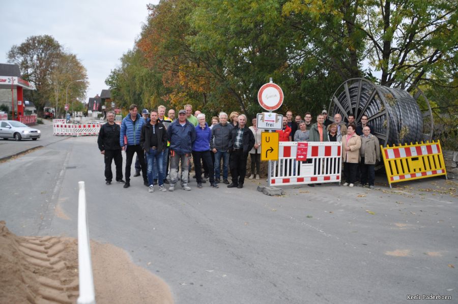 Ausbau der Ortsdurchfahrt von Büren-Steinhausen: Vertretung  des Kreises Paderborn (siebter von rechts, vorn, Martin Hübner, Dezernent des Kreises Paderborn, fünfter von links, Frank Albers, stellvertretender Leiter des Kreisstraßenbauamtes) und die Stadt Büren (Marita Krause, allgemeine Vertretung in des Bürgermeisters der Stadt Büren) informierten im Beisein von Vertretung n der beteiligten Firmen und Behörden in einer Anliegerversammlung über den Stand der Bauarbeiten 