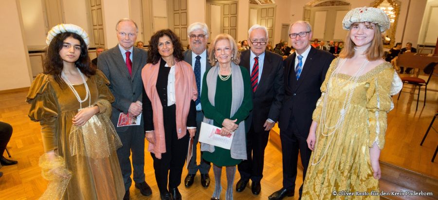 Feierten zusammen die deutsch-italienische Partnerschaft: v.l. Prof. Giordano Fermi (Direktor des Konservatoriums in Mantua), Dr. Francesca Zaltieri (Vize-Präsidentin der Region Mantua), Dr. Beniamino Morselli (Präsident der Region Mantua), Ornella van Tongern, Prof. Maurizio Fontanili (ehemaliger Regionspräsident) und Landrat Manfred Müller Bildnachweis: Copyright: Kreis Paderborn, Fotos: Oliver Krato 