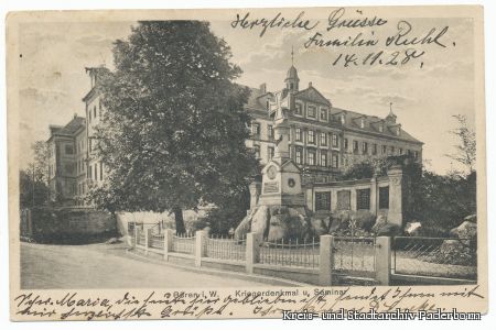 Hoffen auf rege Beteiligung beim Wettbewerb – Burghardt Mütherig (Mitglied im Kreisvorstand Volksbund), Hermann-Josef Bentler (Mitglied im Kreisvorstand Volksbund), Hubert Boeddeker (Stiftungsvorsitzender Sparkasse Paderborn-Detmold für den Kreis Paderborn) und Landrat Manfred Müller (Vorsitzender Volksbund-Kreisverband Paderborn)   