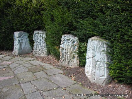 Hoffen auf rege Beteiligung beim Wettbewerb – Burghardt Mütherig (Mitglied im Kreisvorstand Volksbund), Hermann-Josef Bentler (Mitglied im Kreisvorstand Volksbund), Hubert Boeddeker (Stiftungsvorsitzender Sparkasse Paderborn-Detmold für den Kreis Paderborn) und Landrat Manfred Müller (Vorsitzender Volksbund-Kreisverband Paderborn)   