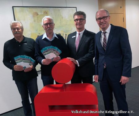 Hoffen auf rege Beteiligung beim Wettbewerb – Burghardt Mütherig (Mitglied im Kreisvorstand Volksbund), Hermann-Josef Bentler (Mitglied im Kreisvorstand Volksbund), Hubert Boeddeker (Stiftungsvorsitzender Sparkasse Paderborn-Detmold für den Kreis Paderborn) und Landrat Manfred Müller (Vorsitzender Volksbund-Kreisverband Paderborn)    Hoffen auf rege Beteiligung beim Wettbewerb – Burghardt Mütherig (Mitglied im Kreisvorstand Volksbund), Hermann-Josef Bentler (Mitglied im Kreisvorstand Volksbund), Hubert Boeddeker (Stiftungsvorsitzender Sparkasse Paderborn-Detmold für den Kreis Paderborn) und Landrat Manfred Müller (Vorsitzender Volksbund-Kreisverband Paderborn)