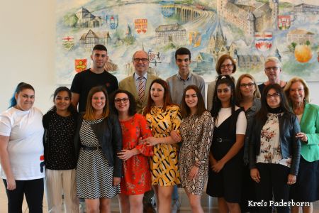 Reihe v.l.n.r.:   Giulia Destefani, Gagandeep Kaur, Giulia Tarchini, Irene Maria Sacchi, Irene Cominotti, Giulia Tavelli, Rajvir Kaur, Sara Riviera, Laura Brazzabeni, Begleitlehrerin aus Mantua, Ornella van Tongern, Vorstandsvorsitzende des Freundeskreises Mantua e.V.  2. Reihe v.l.n.r.: Almin Adili, Landrat Manfred Müller, Ashraf Khannoussi, Angela Bender, Projektkoordinatorin Stiftung Bildung & Handwerk, Marlies Drestomark, Sprachlehrerin im Projekt zu sehen sind die Azubis aus Mantua