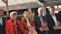 Heimatliebe in Hövelhof: Landrat Manfred Müller zeichnet beim Erntedankempfang erstmals drei Preisträger des Heimatpreises aus