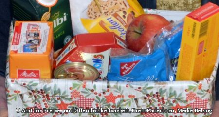 Päckchen packen für die Tafel, hier kommt jeder Cent an, für Menschen gleich nebenan. Foto: Amt für Presse- und Öffentlichkeitsarbeit, Kreis Paderborn, Meike Delang