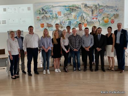 Die Gruppe der Auszubildenden bei der Präsentation ihrer Ergebnisse