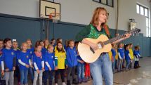 200 Schülerinnen und Schüler singen zusammen