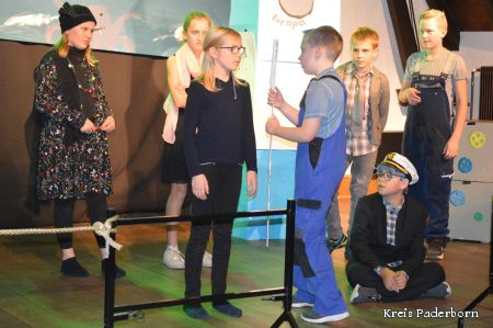 zu sehen sind Kinder im Kostüm bei der Premiere im letzten Jahr