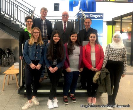 Eröffenten die Ausstellung: Diana Ramme, Alfons Steffens, Vinzenz Heggen, Dr. Marc Cezanne und die Kulturrucksack-Kids 